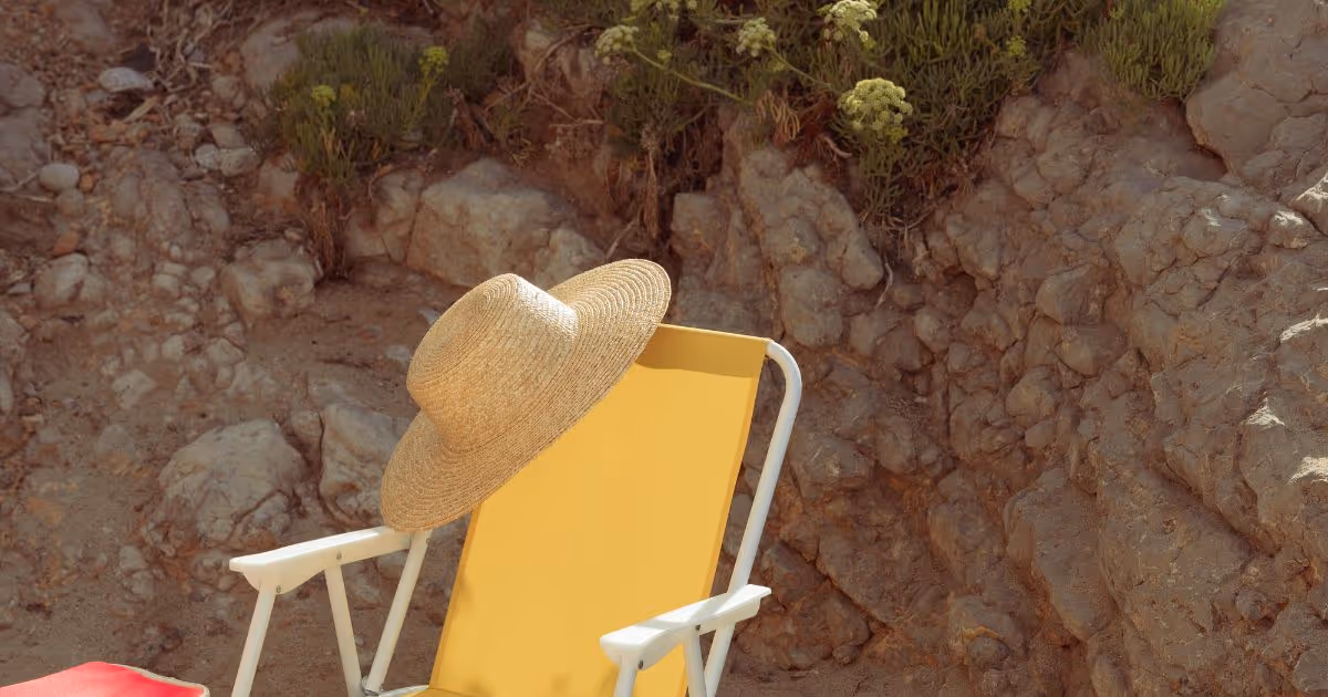 Freelancer searching for jobs on top freelance job boards in Spain, exploring platforms like Upwork, Fiverr, and Domestika, with tools like Ruul simplifying invoicing and payment processes.