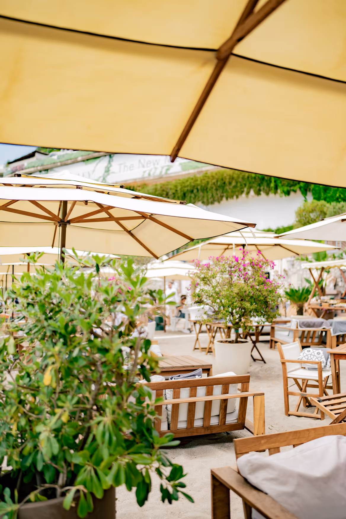 Шикарный бар на песчаном пляже Дукли, частном пляже в самом сердце Будванской ривьеры.