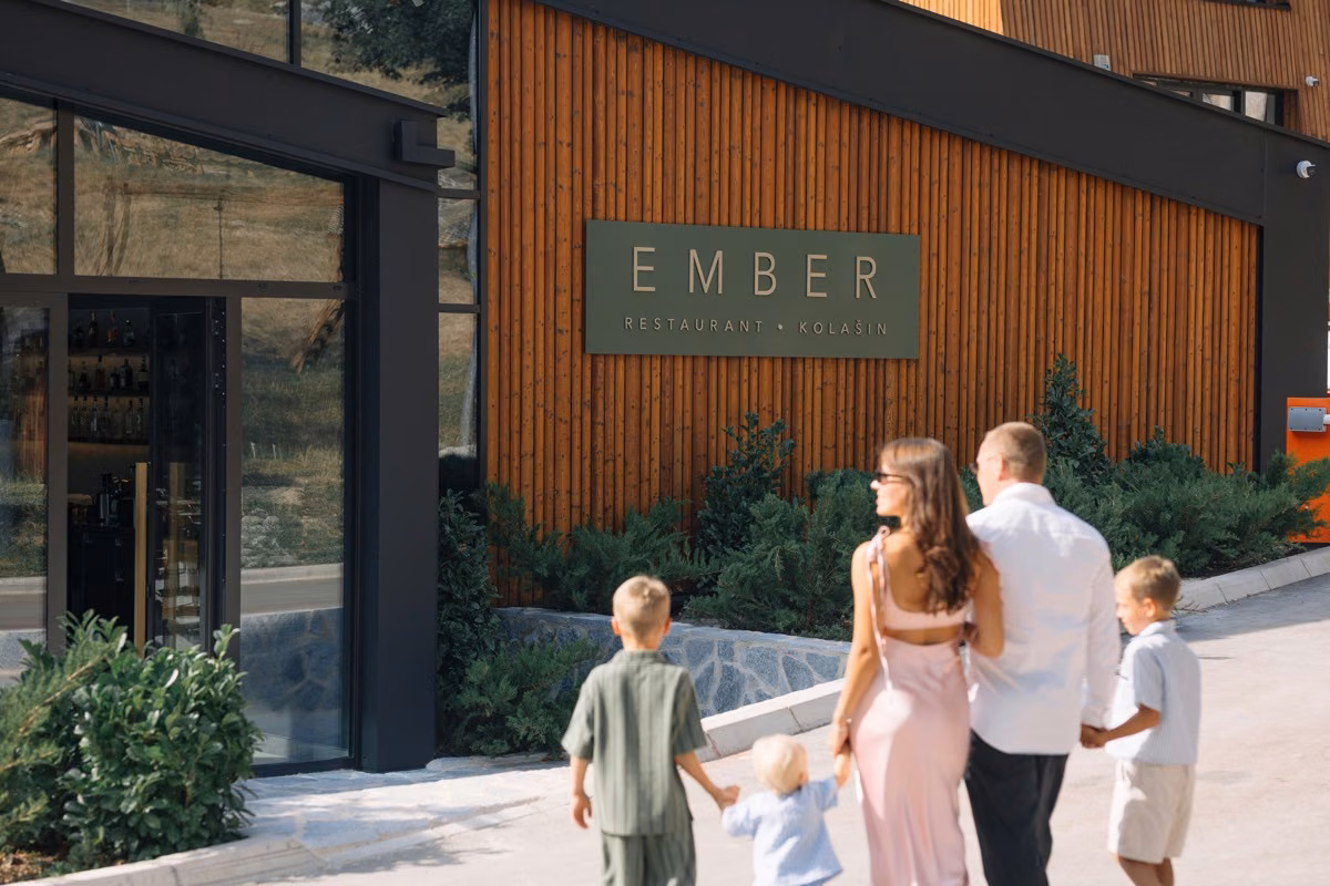 Вход в ресторан Ember в Колашине