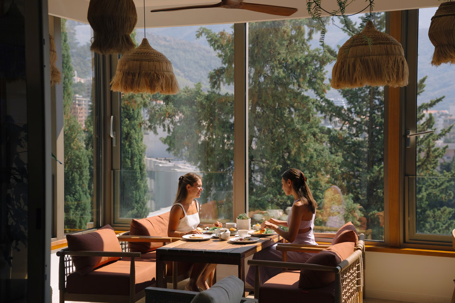 Comfy Benedict Cafe features a colorful set-up and the perfect atmosphere to relax and enjoy a delicious menu.