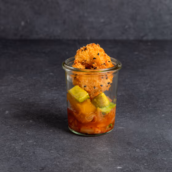 Gebackene Wildgarnelen auf Kimchi Salat als Fingerfood aus dem Foodtruck