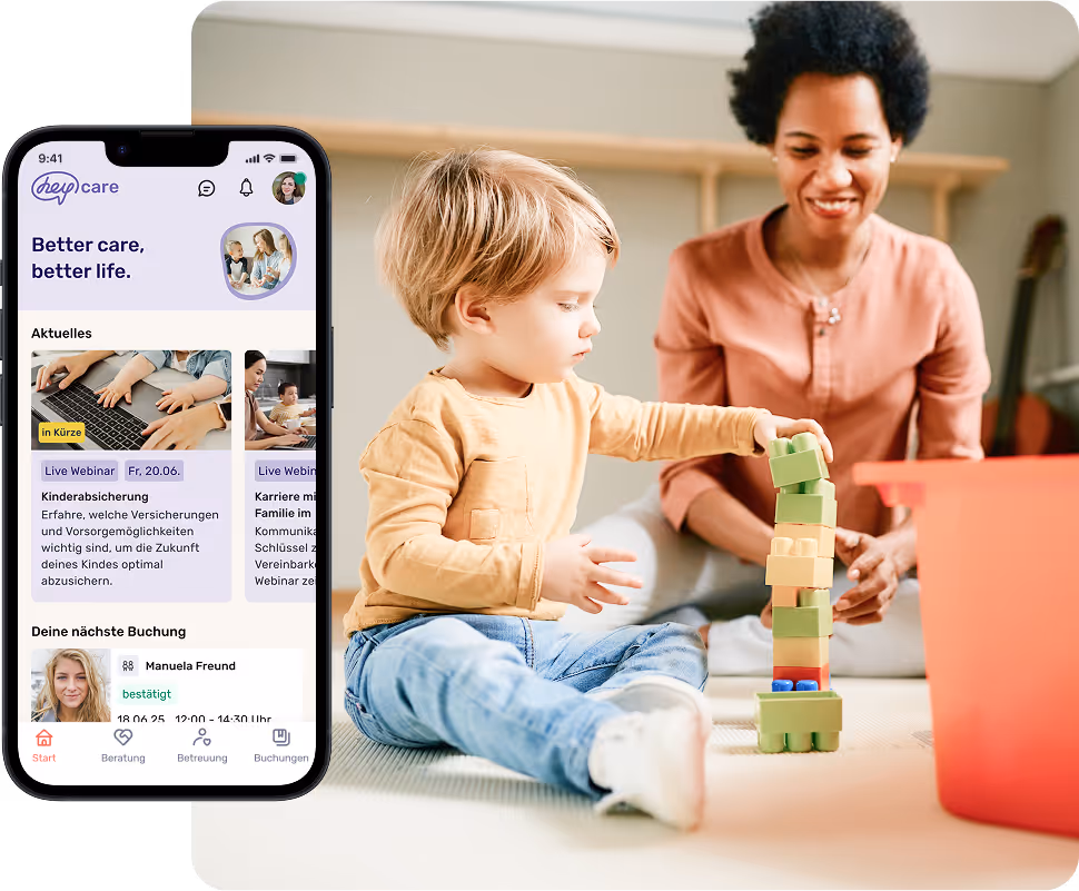 Ein kleines Kind spielt mit Bauklötzen, im Hintergrund sitzt eine Betreuerin. Daneben ist die heycare-App auf einem Smartphone zu sehen.