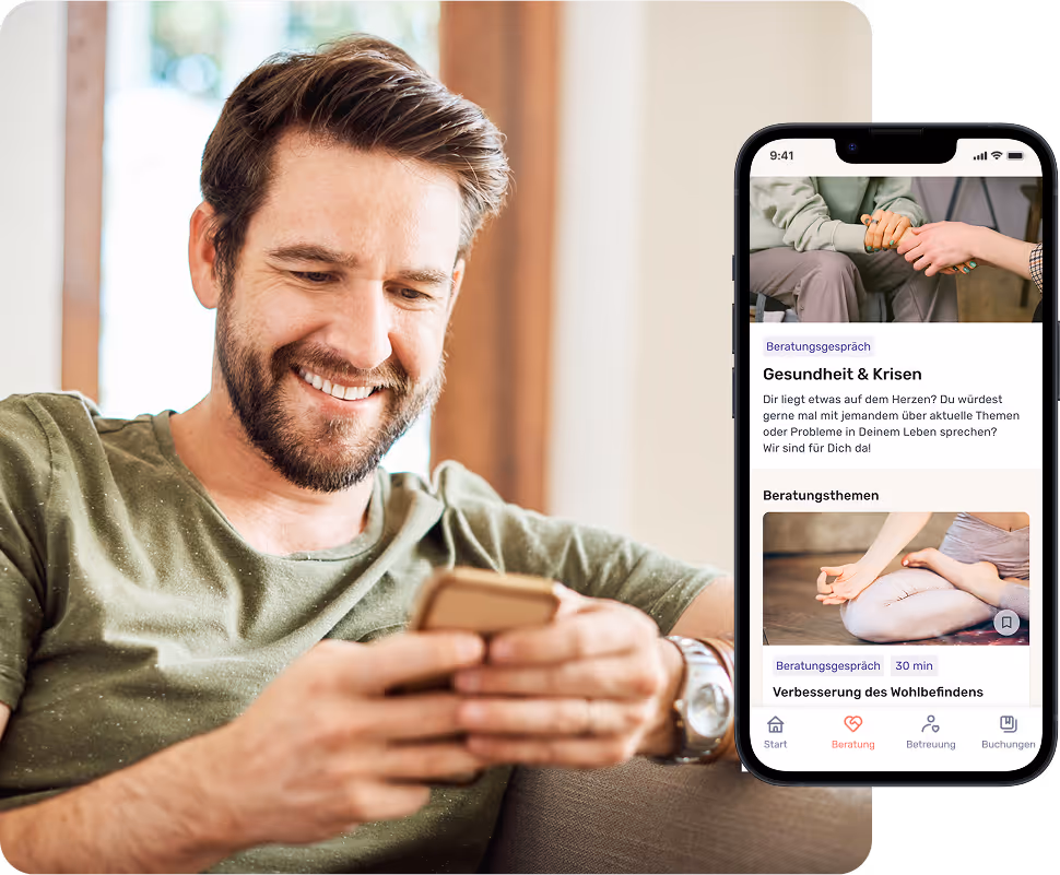 Ein Mann sitzt entspannt auf dem Sofa und schaut lächelnd auf sein Smartphone. Daneben ist die heycare-App auf einem Smartphone zu sehen.