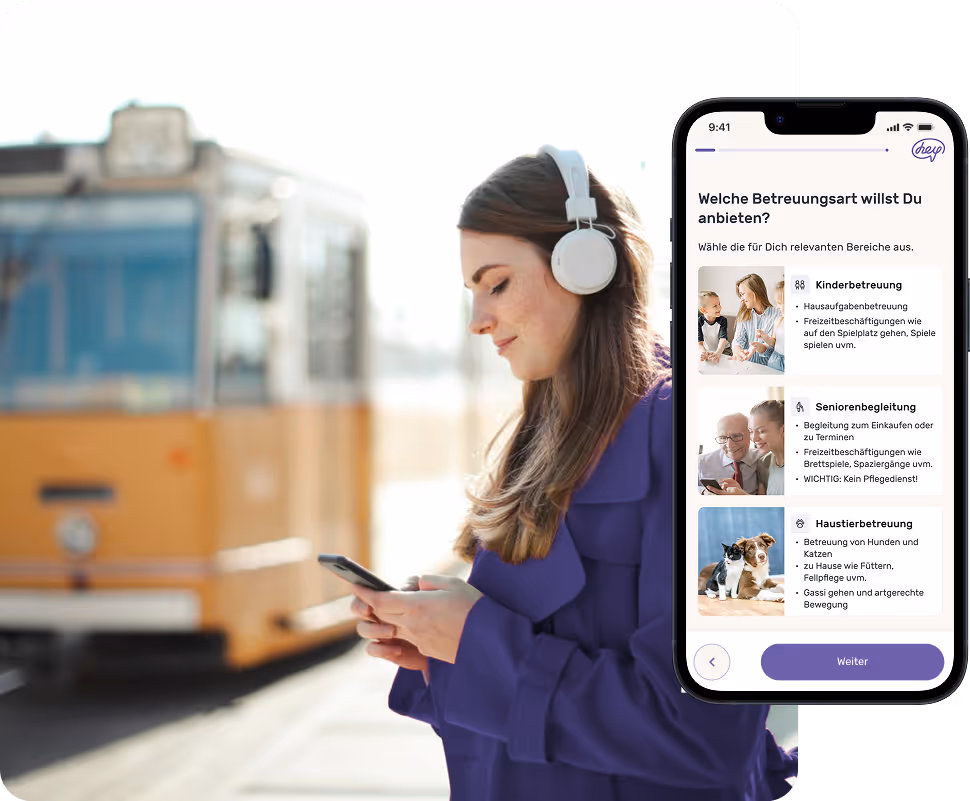 Eine junge Frau mit Kopfhörern steht vor einer Straßenbahn und schaut auf ihr Smartphone. Daneben ist die heycare-App geöffnet mit einer Auswahl an Betreuungsarten: Kinderbetreuung, Seniorenbegleitung und Haustierbetreuung.