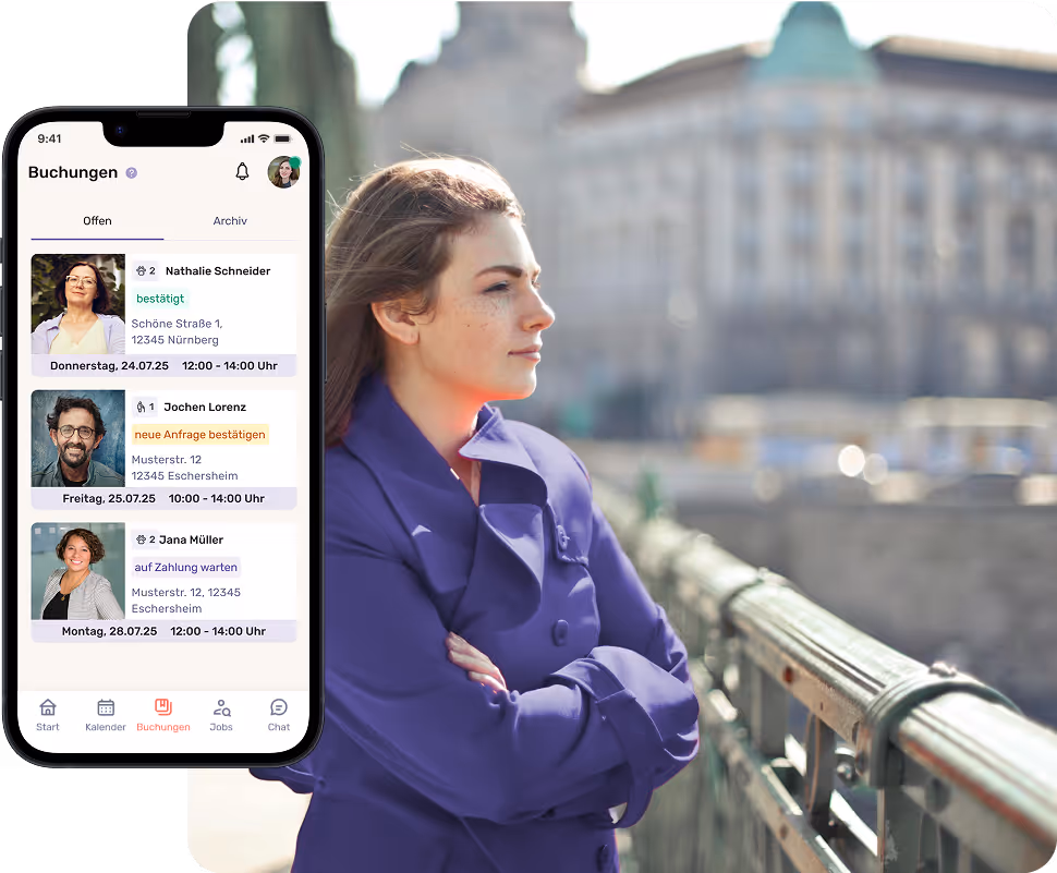 Eine junge Frau lehnt an einem Geländer und schaut nachdenklich in die Ferne. Daneben ist die heycare-App auf einem Smartphone zu sehen, geöffnet im Tab „Buchungen“, mit einer Liste anstehenden Betreuungsterminen.