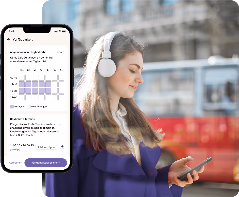 Eine junge Frau mit Kopfhörern steht an einer Haltestelle und nutzt ihr Smartphone. Daneben ist die heycare-App geöffnet und zeigt eine Kalenderansicht zur Angabe der eigenen Verfügbarkeiten und Abwesenheiten.