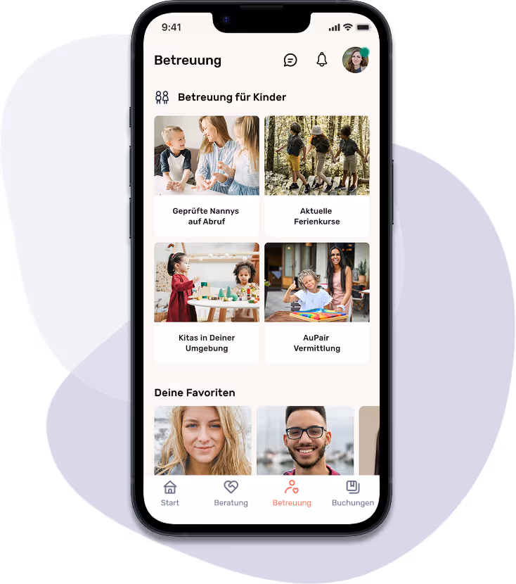Smartphone mit geöffneter App zur Kinderbetreuung. Die App zeigt verschiedene Betreuungsangebote wie Nannys auf Abruf, Ferienkurse, Kitas in der Nähe und Au-pair-Vermittlung. Unterhalb befindet sich ein Bereich mit Favoritenprofilen. Die Navigation am unteren Bildschirmrand enthält die Menüpunkte Start, Beratung, Betreuung und Buchungen.