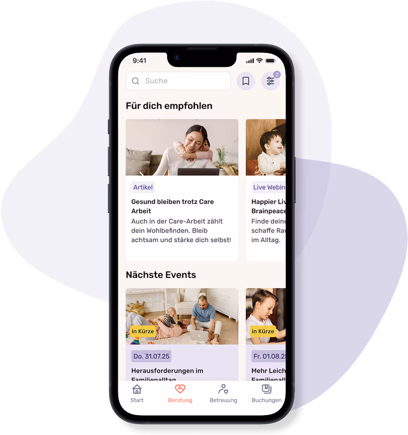 Smartphone mit geöffneter App im Bereich „Beratung“. Sichtbar sind persönliche Empfehlungen wie Artikel und Webinare zur mentalen Gesundheit sowie eine Übersicht über anstehende Events für Familien. Die Navigation enthält die Menüpunkte Start, Beratung, Betreuung und Buchungen.