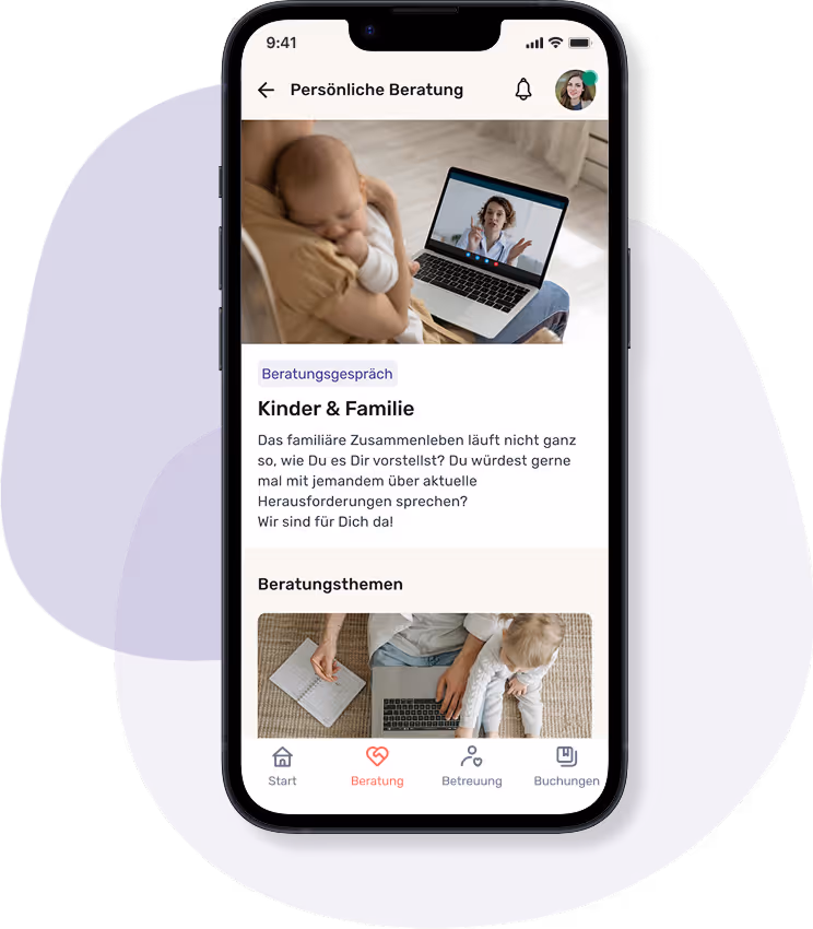 Smartphone zeigt den App-Bereich „Persönliche Beratung“. Im oberen Bereich sieht man eine Mutter mit Baby beim Videoanruf mit einer Beraterin. Darunter befindet sich ein Text zur Beratung für Familien sowie Themenvorschläge. Navigationsleiste mit Symbolen am unteren Bildschirmrand.