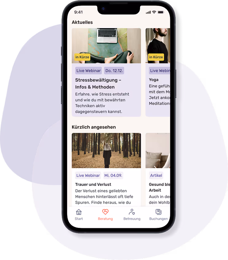 Smartphone mit App-Ansicht im Bereich „Aktuelles“. Sichtbar sind Empfehlungen zu Live-Webinaren wie „Stressbewältigung“ und „Yoga“. Im unteren Bereich werden kürzlich angesehene Inhalte gezeigt, darunter ein Webinar zu Trauer und Verlust.