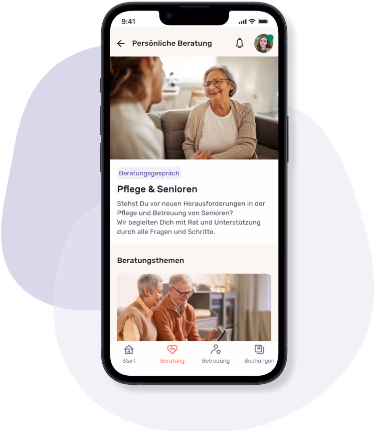 App-Ansicht zum Thema persönliche Beratung für Seniorenpflege. Eine ältere Frau im Gespräch mit einer Beraterin sitzt auf einem Sofa. Darunter wird Unterstützung bei Pflegefragen und konkrete Beratungsthemen vorgestellt.