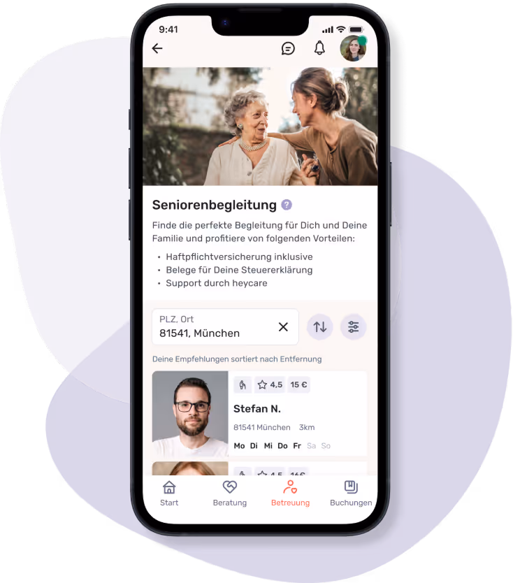 Smartphone zeigt die App-Ansicht für Seniorenbegleitung. Oben ist ein Bild von einer jüngeren Frau mit einer älteren Dame im Gespräch. Darunter werden Vorteile der Begleitung und lokale Angebote wie ein Betreuerprofil (Stefan N., München) angezeigt.