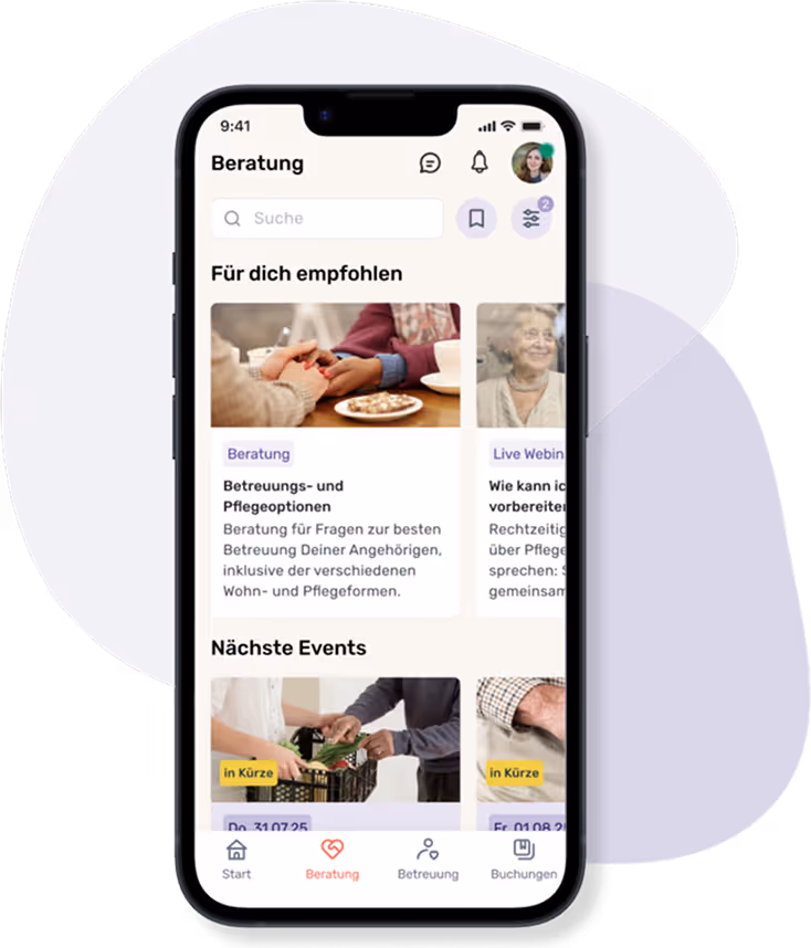 Smartphone mit geöffneter App im Beratungsbereich. Im oberen Bereich werden Empfehlungen zu Pflegeoptionen und einem Webinar zur Vorbereitung auf die Pflege angezeigt. Darunter folgt der Bereich „Nächste Events“ mit Veranstaltungen rund um Pflege und Unterstützung.