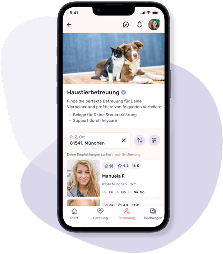 Smartphone mit geöffneter App im Bereich „Haustierbetreuung“. Oben ein Bild von Hund und Katze, die nebeneinander auf dem Boden sitzen. Darunter werden Vorteile der Betreuung aufgelistet sowie Empfehlungen aus der Nähe wie Manuela F. aus München.