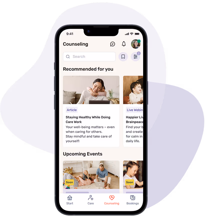 Smartphone with an open app in the “Advice” section. Personal recommendations such as articles and webinars on mental health as well as an overview of upcoming events for families are visible. The navigation contains the menu items Start, Advice, Support and Bookings.