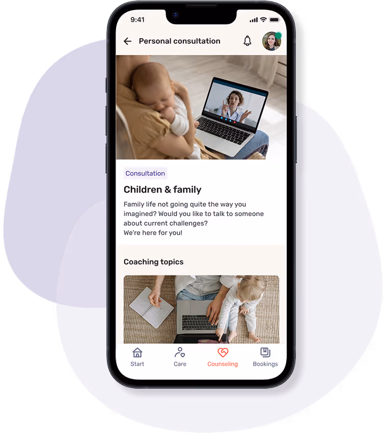 Smartphone shows the “Personal Advice” app area. In the upper area, you can see a mother and baby making a video call with a counselor. This includes a text on advice for families and suggested topics. Navigation bar with icons at the bottom of the screen.