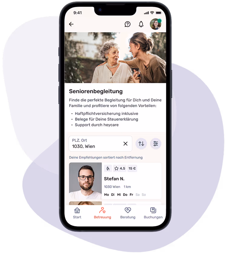 Smartphone mit geöffneter App im Bereich „Haustierbetreuung“. Oben ein Bild von Hund und Katze, die nebeneinander auf dem Boden sitzen. Darunter werden Vorteile der Betreuung aufgelistet sowie Empfehlungen aus der Nähe wie Manuela F. aus München.