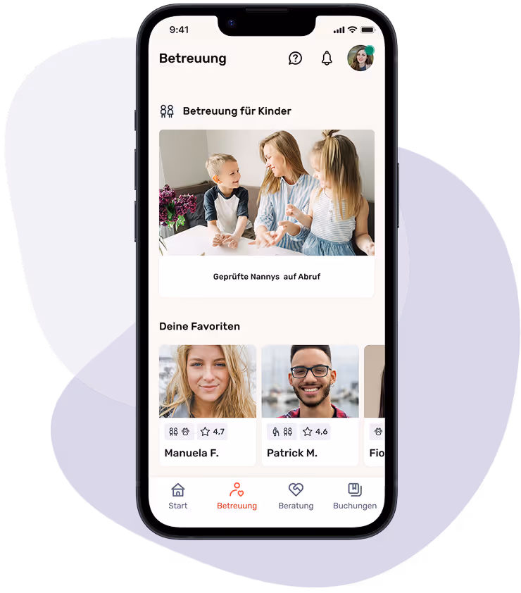 Smartphone mit geöffneter App zur Kinderbetreuung. Die App zeigt verschiedene Betreuungsangebote wie Nannys auf Abruf, Ferienkurse, Kitas in der Nähe und Au-pair-Vermittlung. Unterhalb befindet sich ein Bereich mit Favoritenprofilen. Die Navigation am unteren Bildschirmrand enthält die Menüpunkte Start, Beratung, Betreuung und Buchungen.