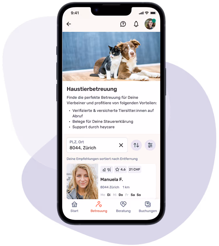 Smartphone mit geöffneter App im Bereich „Haustierbetreuung“. Oben ein Bild von Hund und Katze, die nebeneinander auf dem Boden sitzen. Darunter werden Vorteile der Betreuung aufgelistet sowie Empfehlungen aus der Nähe wie Manuela F. aus München.