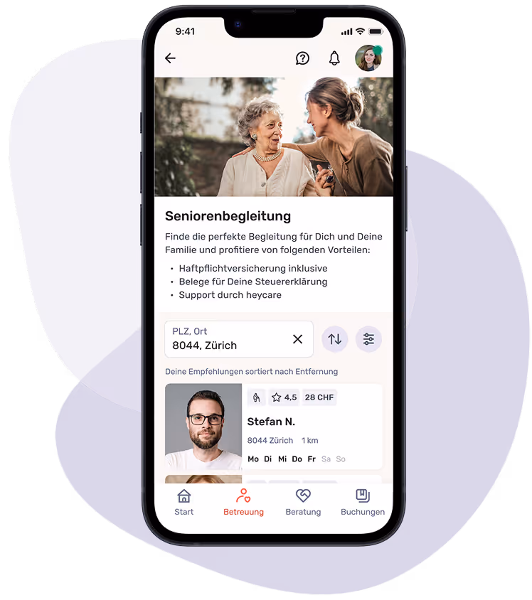 Smartphone zeigt die App-Ansicht für Seniorenbegleitung. Oben ist ein Bild von einer jüngeren Frau mit einer älteren Dame im Gespräch. Darunter werden Vorteile der Begleitung und lokale Angebote wie ein Betreuerprofil (Stefan N., München) angezeigt.