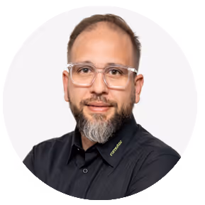 Portrait von Selim Taner, Sales Manager bei der romutec GmbH, einem auf Gebäudeautomation spezialisierten Unternehmen