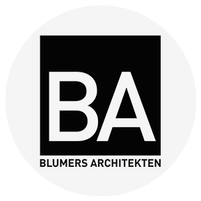 Logo von Blumers Architekten, einem 1998 gegründeten Architekturbüro, welches anspruchsvolle Projekte im Bereich Wohnen, Gewerbe und Schulbau entwickelt und baut.
