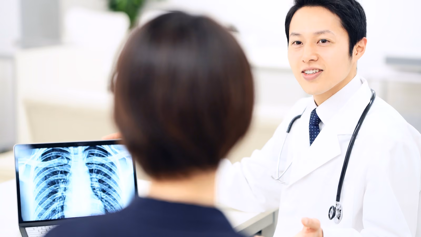 医師の診察を受ける患者