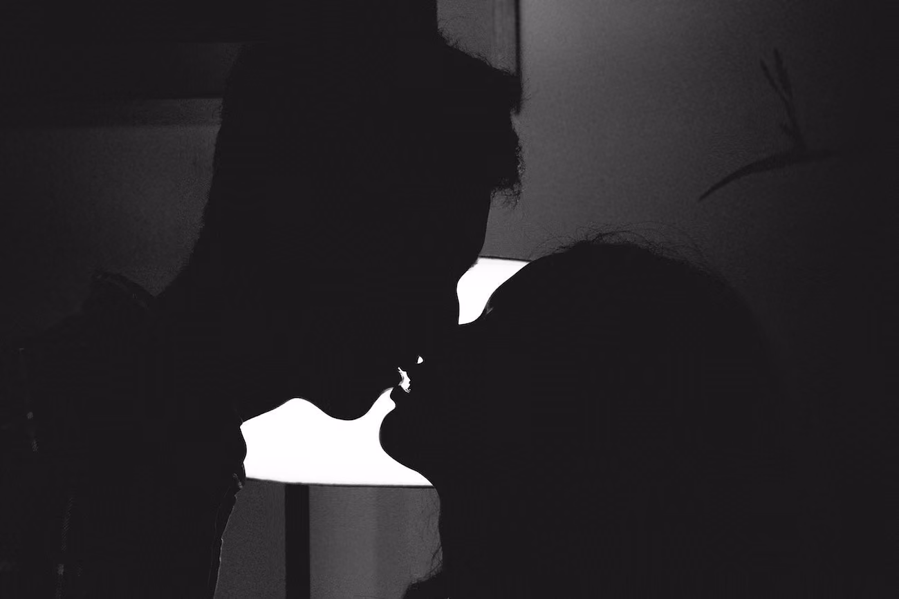 暗闇でキスをするカップル