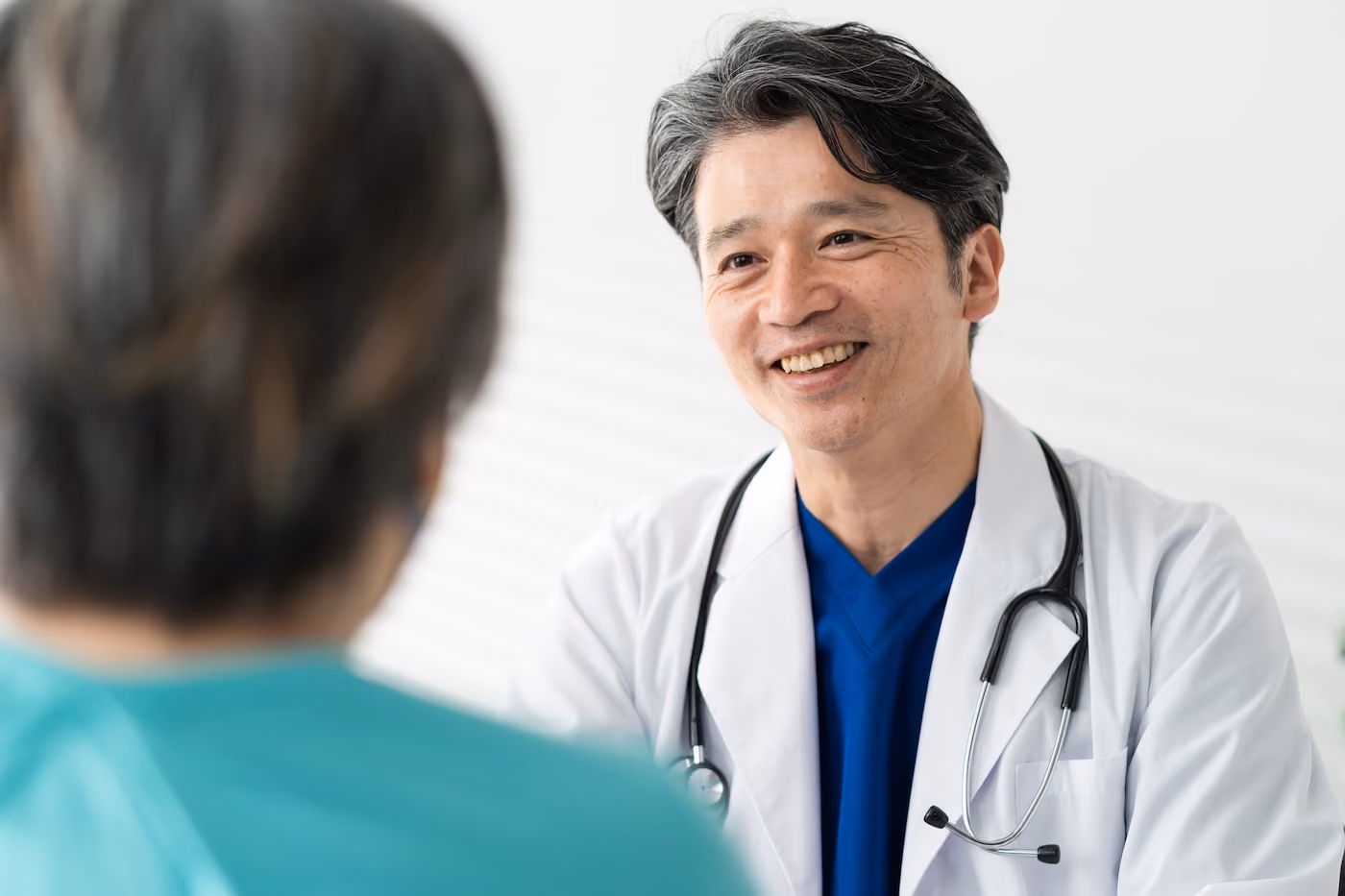 男性患者に説明をする医師