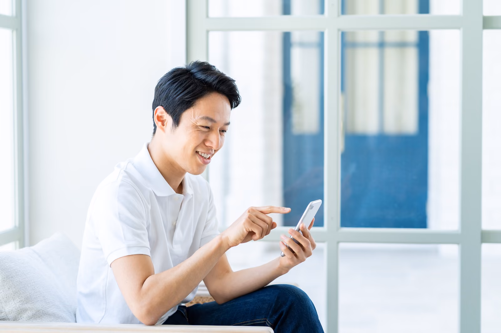 スマホを操作する男性