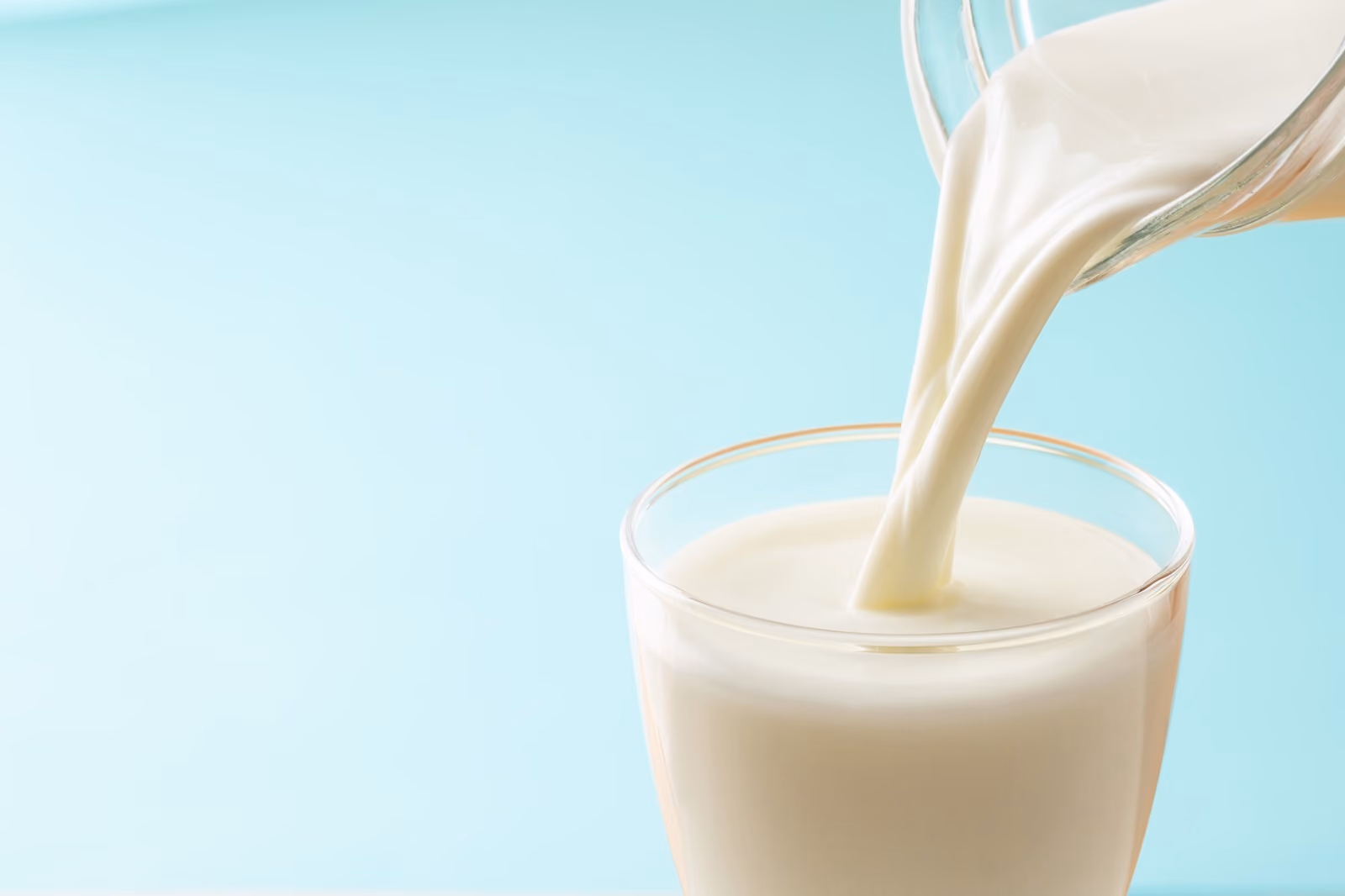 コップ一杯の牛乳を注ぐ