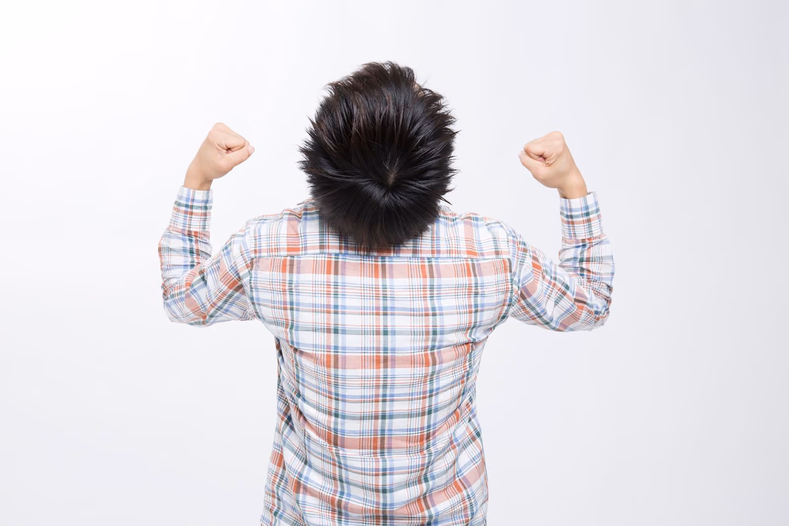 ガッツポーズをしてよろこぶ男性