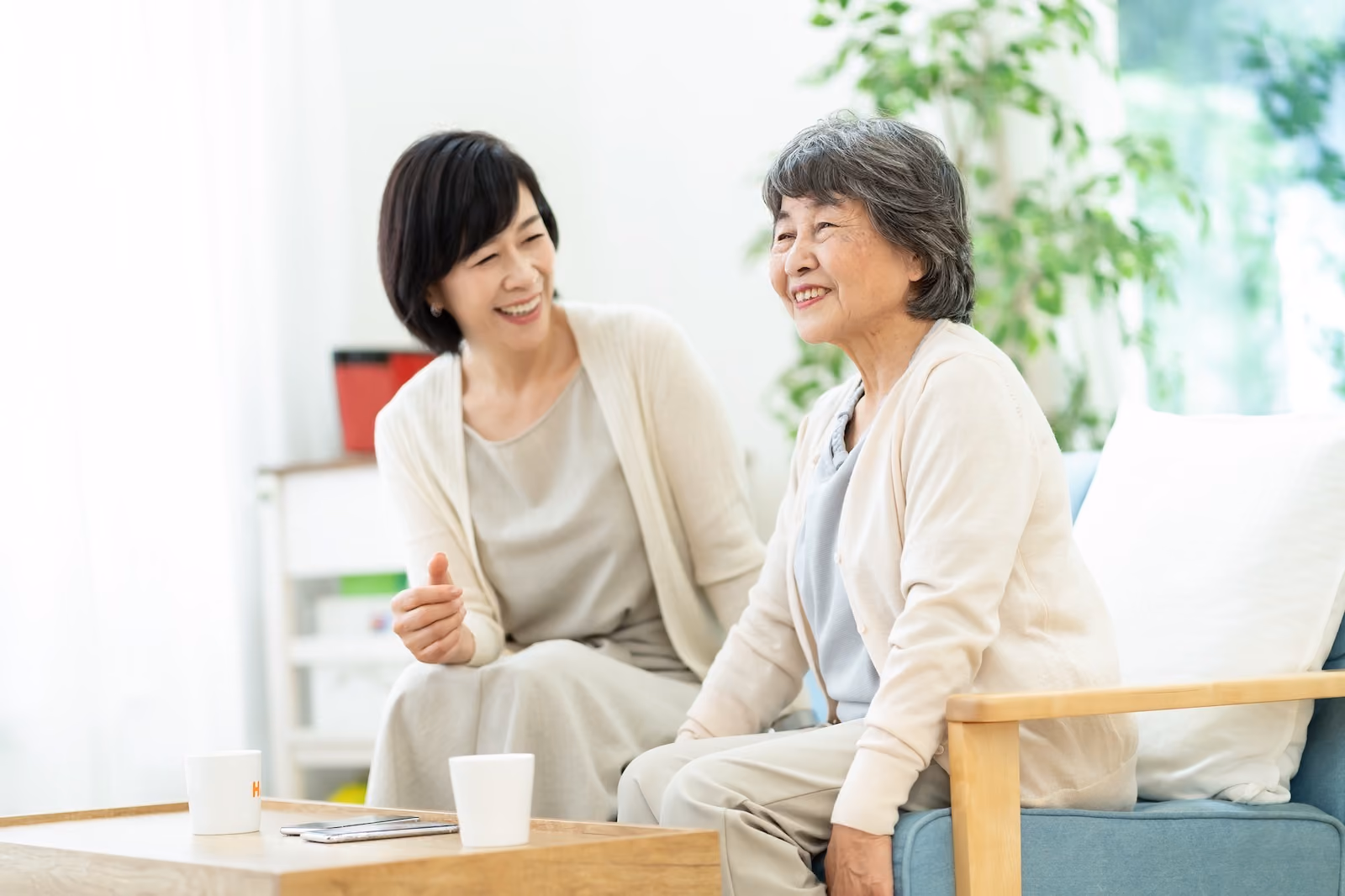 母親と談笑する女性