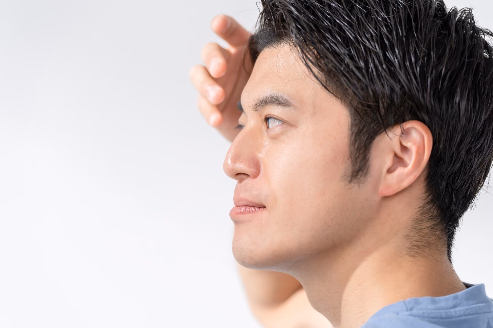 生え際を気にする男性