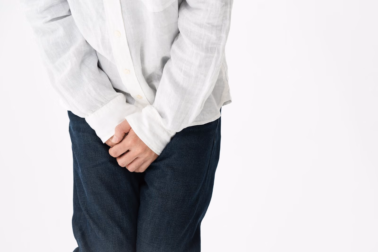 尿意をもよおし股間を押さえる男性