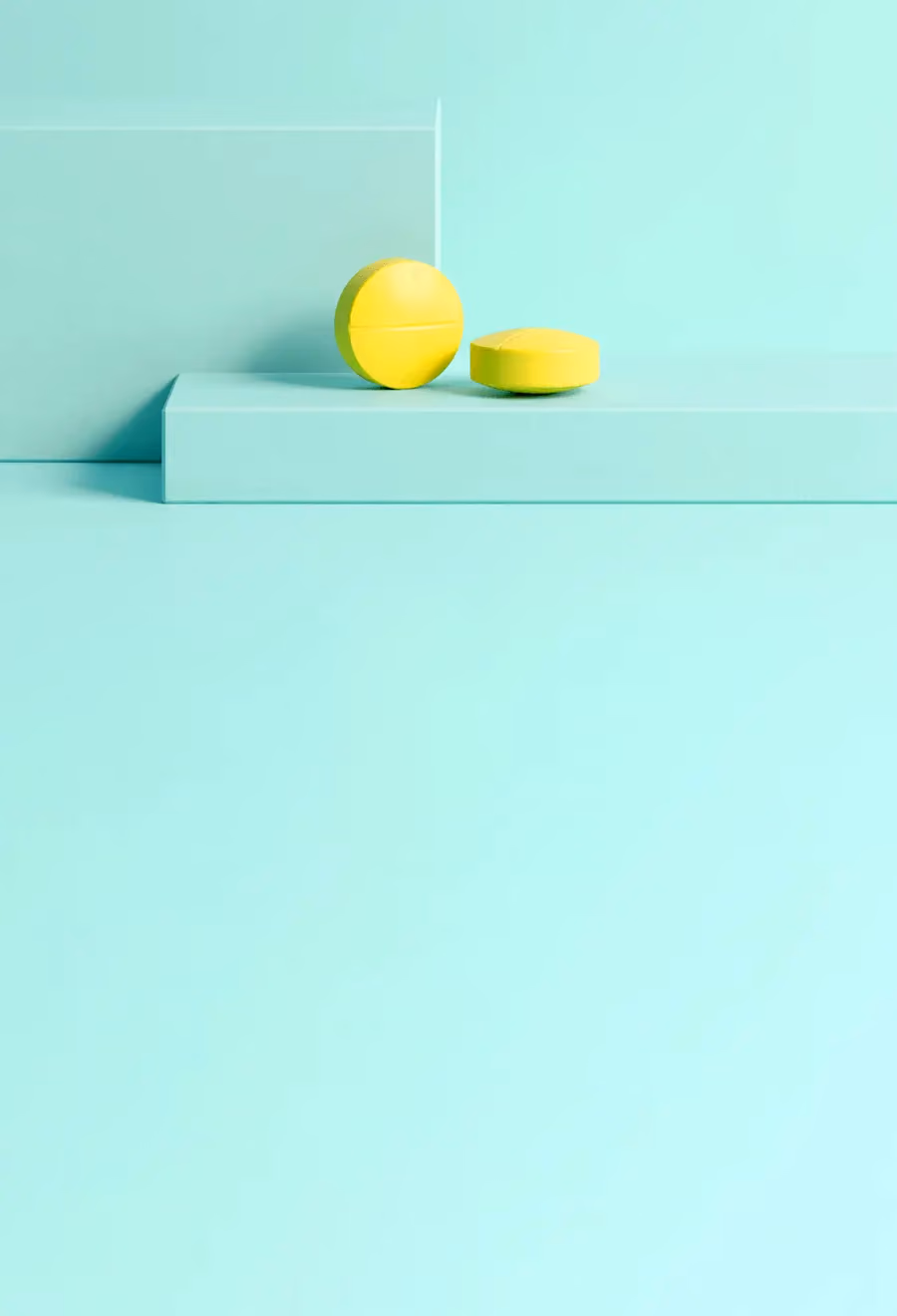 ミントグリーン色の台の上にある2錠の配合薬(タダラフィル 20mg+ダポキセチン 60mg)