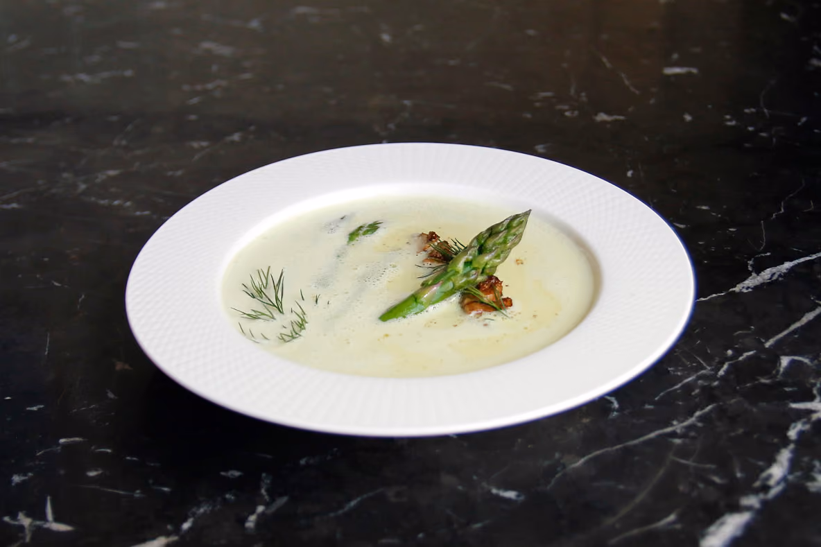 Grön sparrissoppa med smörstekt kalvbräss