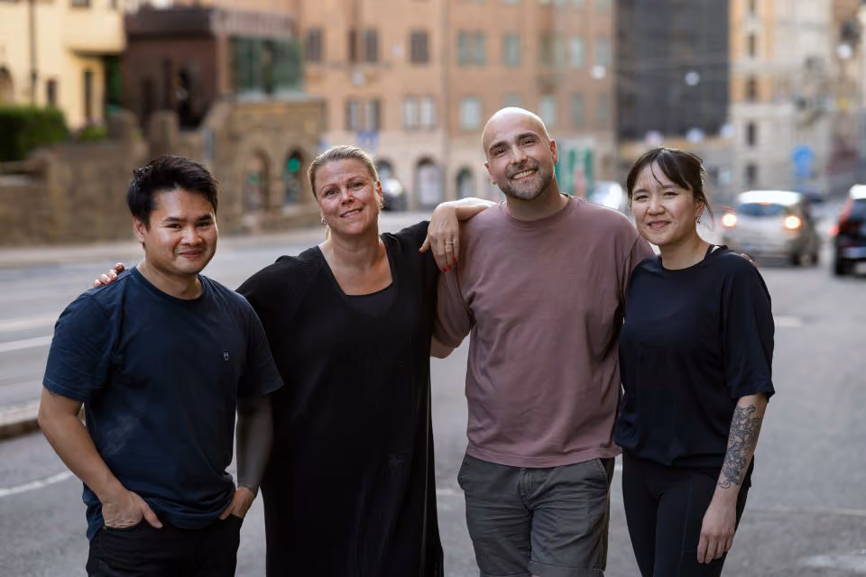 Nomi skapar liv på Skeppsbron