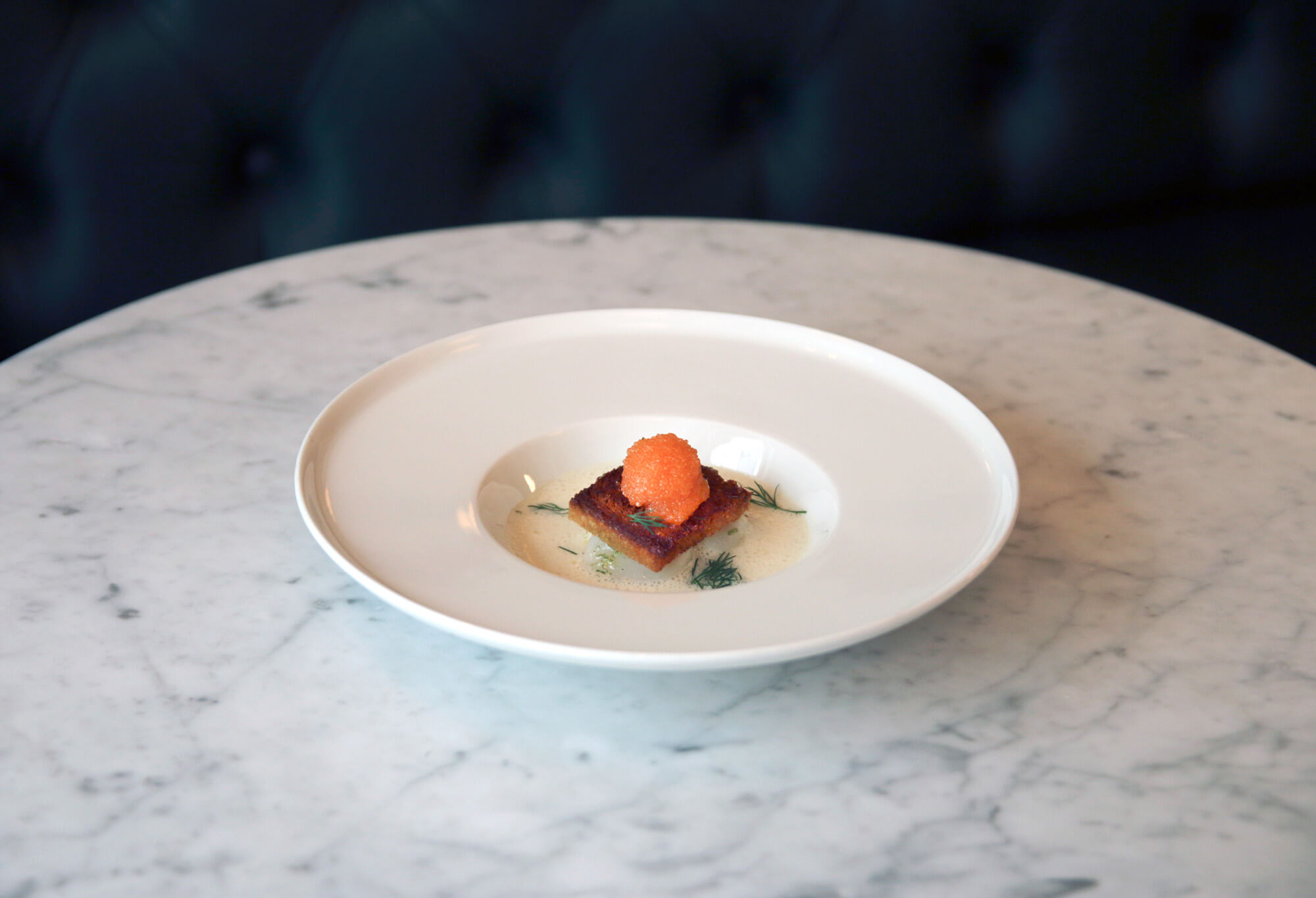 Champagnesoppa med brödstekt sjötunga och Kalixlöjrom