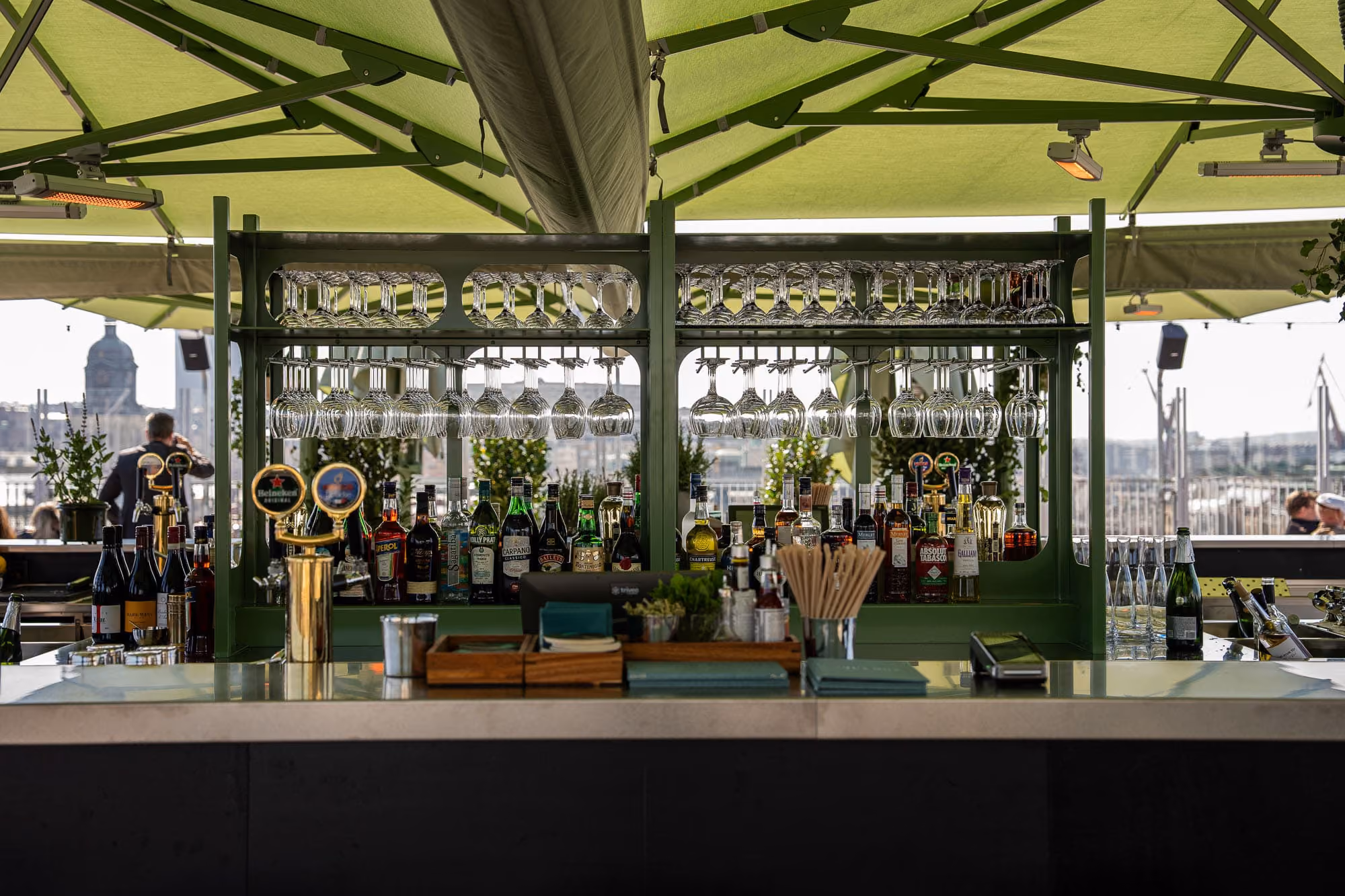 Martinis i fokus på takrestaurang