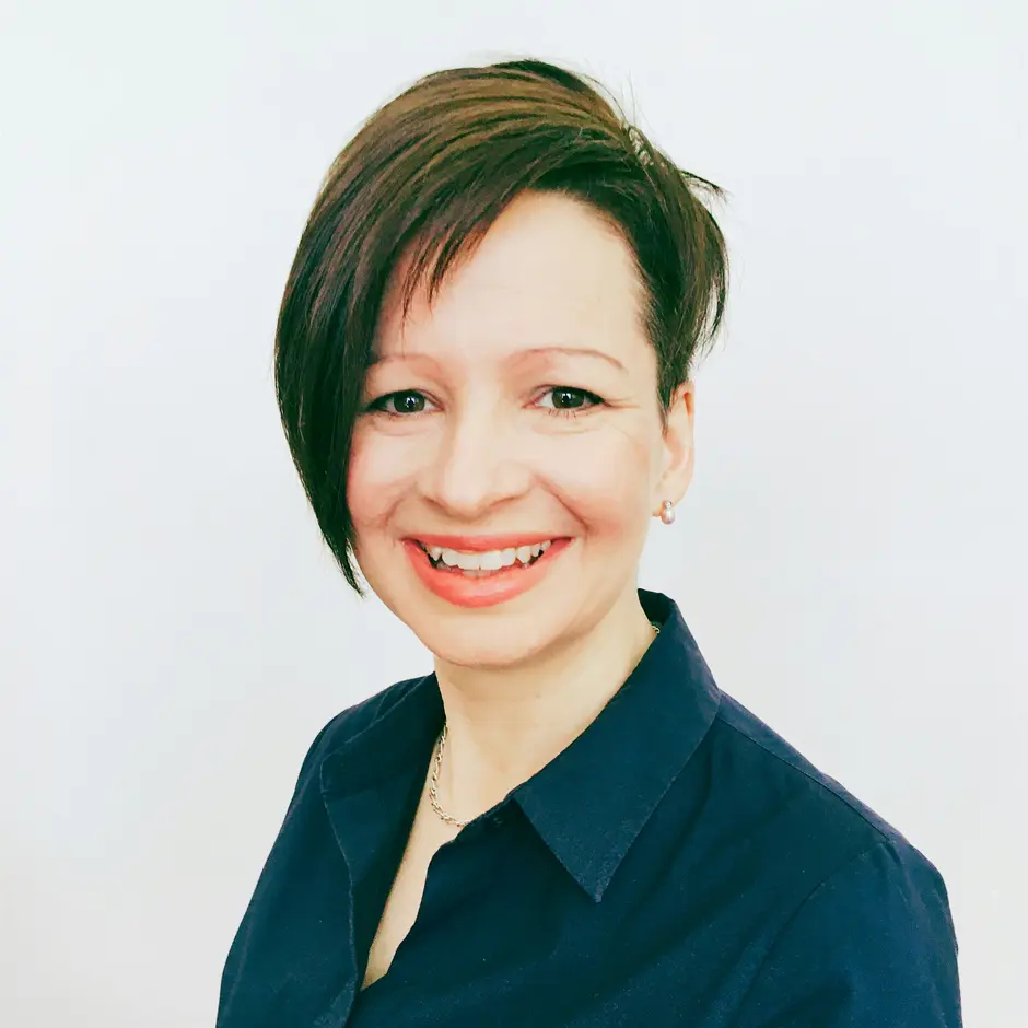 Lady with short brown hair and black shirt