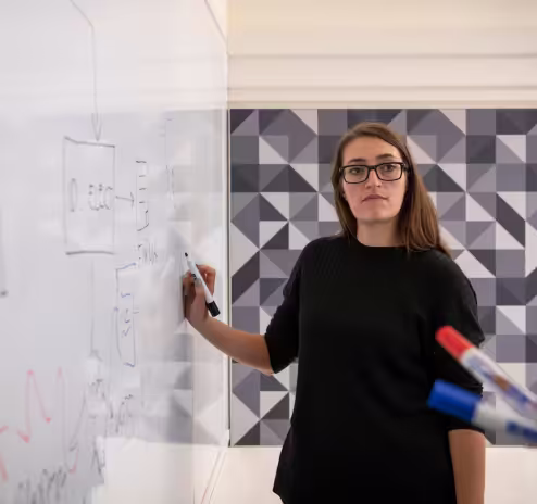 Kuorum secure online voting - Kuorum's UX manager presenting a use case on the whiteboard