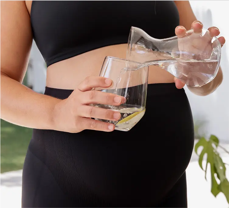 Femme enceinte en train de boire