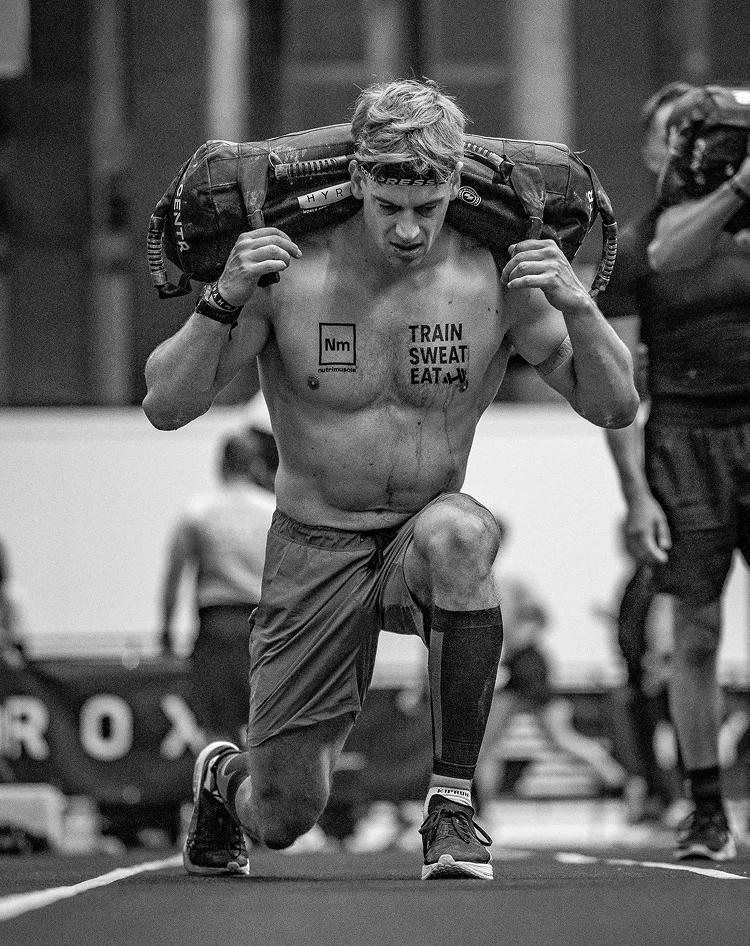 Athlète Trainsweateat Quentin Garel durant les Sandbag lunges Hyrox