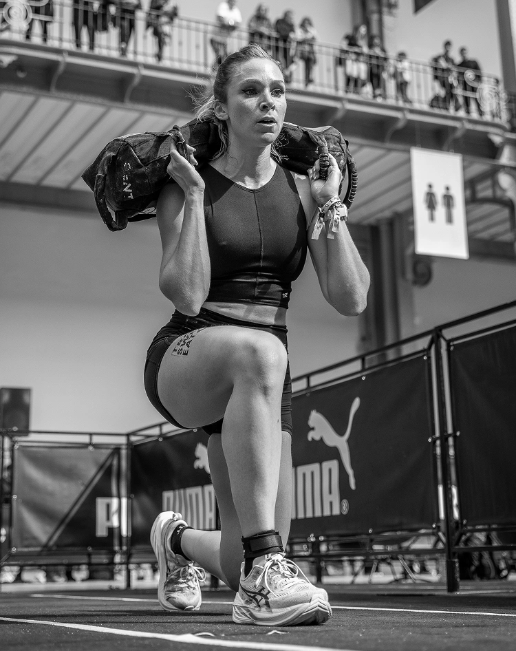 Athlètes TRAINSWEATEAT Élodie Cali durant les sandbag lunges Hyrox