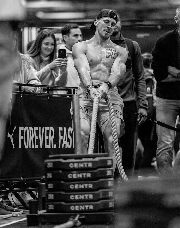 Athlète Trainsweateat Tommy Valentin durant l'épreuve de sled pull Hyrox