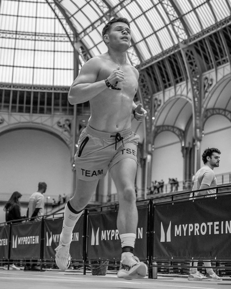 Athlète Trainsweateat Hugo Joud durant la partie course de l'HYROX