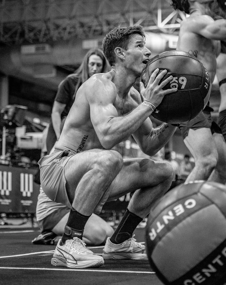 Athlète Alex Valentin durant l'épreuve Hyrox des walls balls