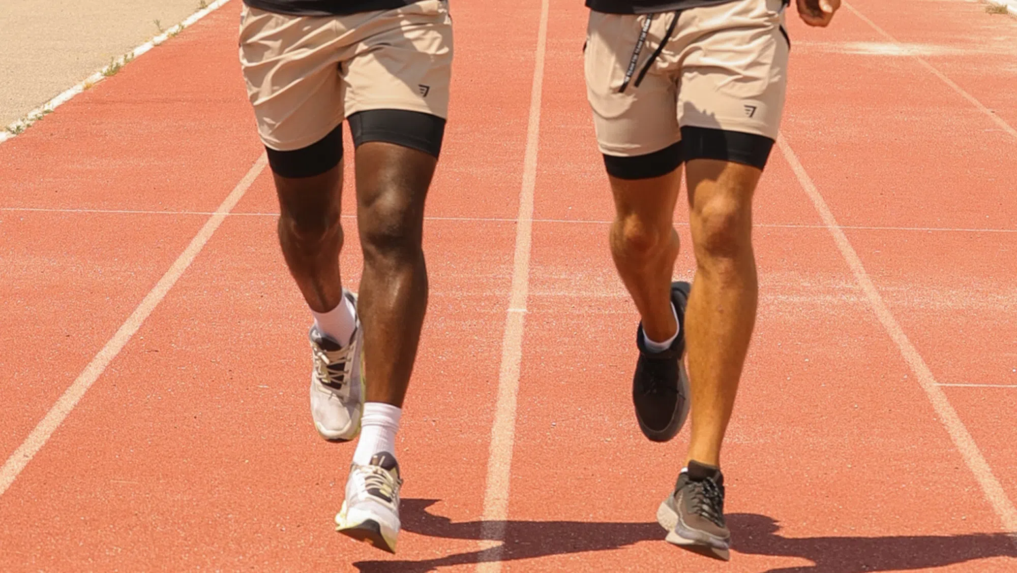 Athlètes Trainsweateat en pleine marche dynamique