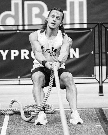 Athlète Trainsweateat Anthony Casano durant l'épreuve Hyrox de sledpull